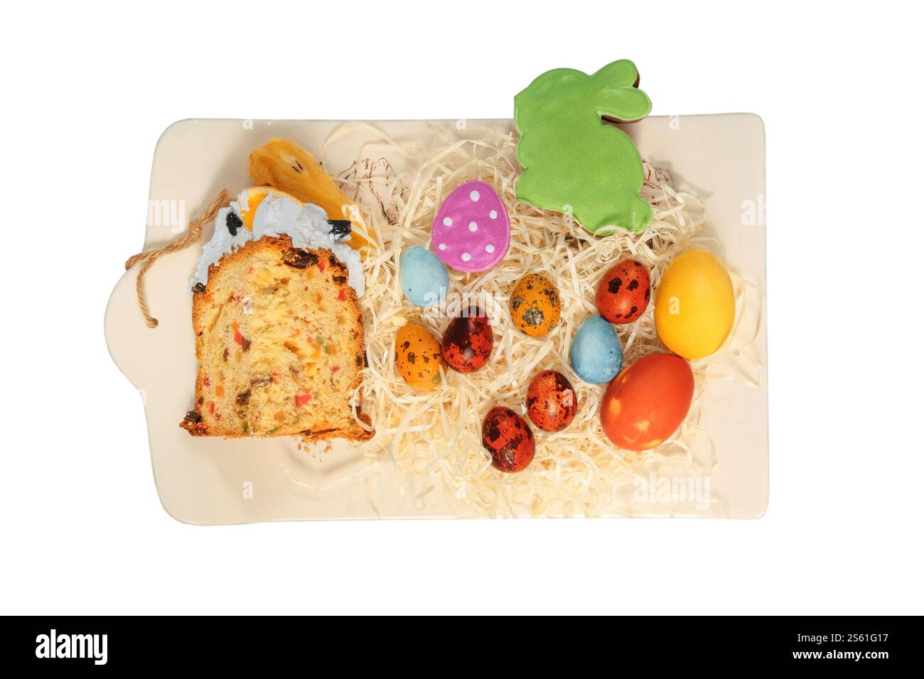 Osterkuchen, Kekse und bemalte Eier in Keramikschale. Isolieren auf weißem Hintergrund. Ostertraditionen. Auswahl an hausgemachten Speisen. Country-STYLE. Stockfoto