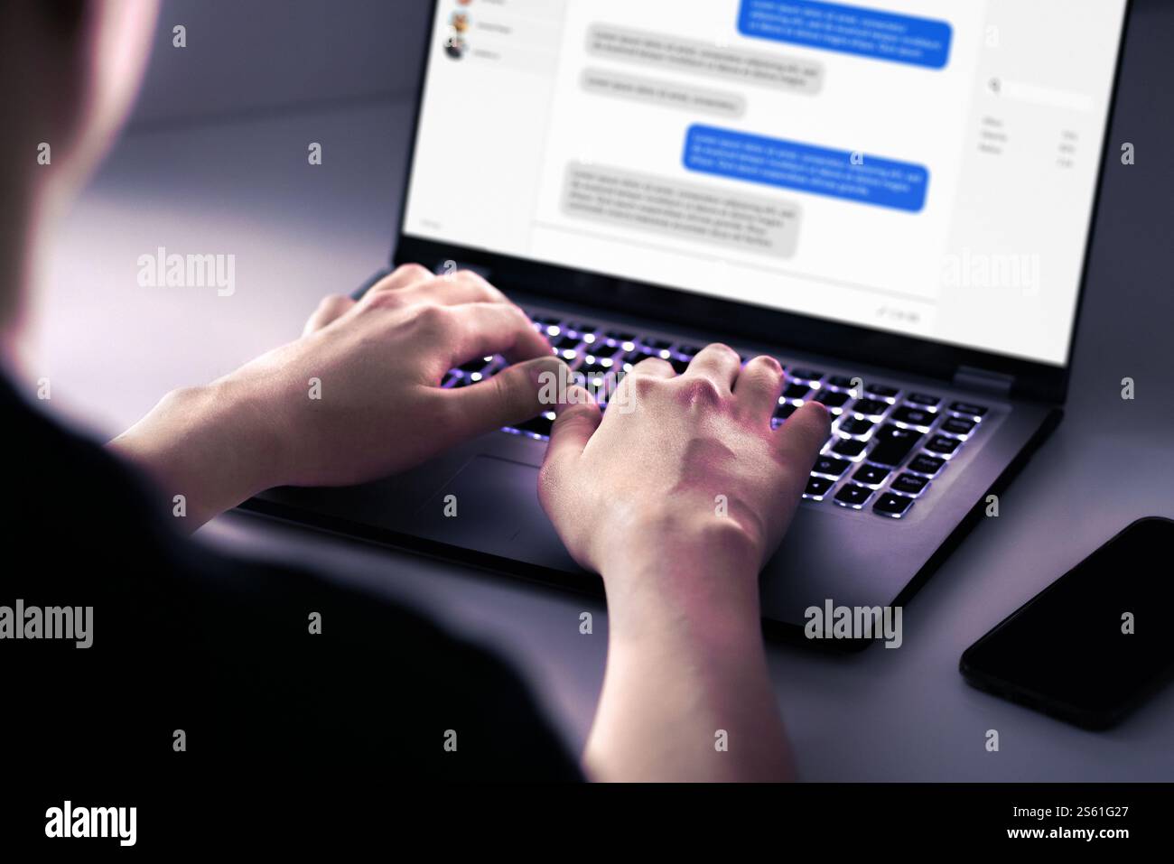 Betrüge Online-Dating und Betrugsromane. Internet-Betrug. Liebe soziale Medien. Betrügen, Untreue oder Wels mit gefälschtem Profil im Internet. Chatnachricht. Stockfoto