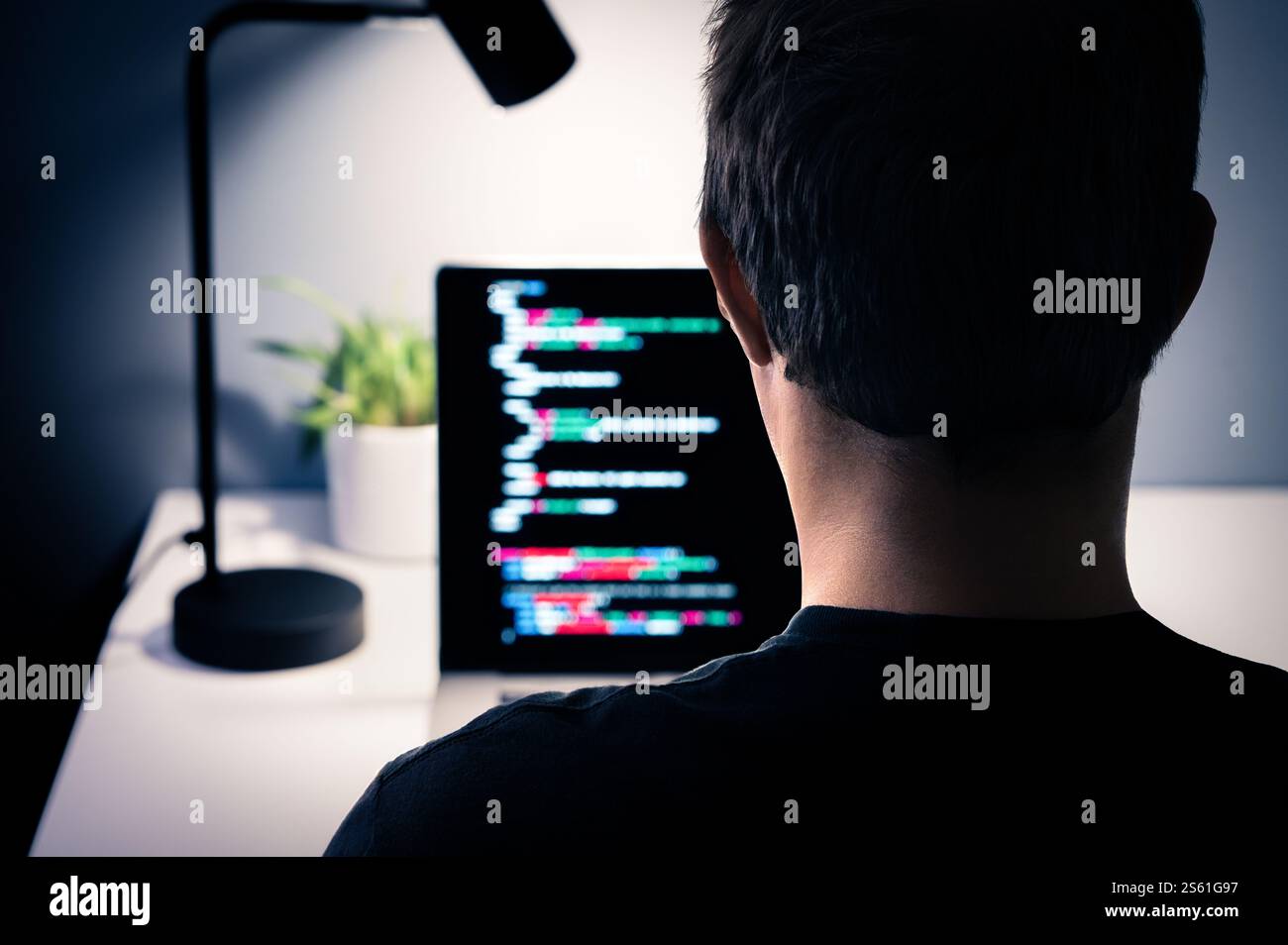 Cyberangriff durch Hacker. Ransomware-Software oder Malware. Datenhack mit Computer. Code wird auf dem Bildschirm entwickelt. Cybersicherheitsbetrug oder Cyberangriff. Stockfoto