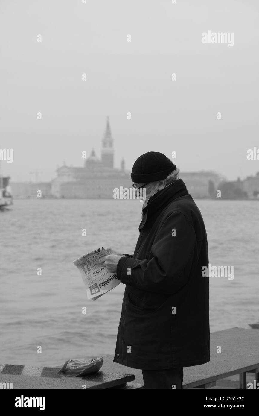 Leser Mann vor der Skyline von Venedig Stockfoto