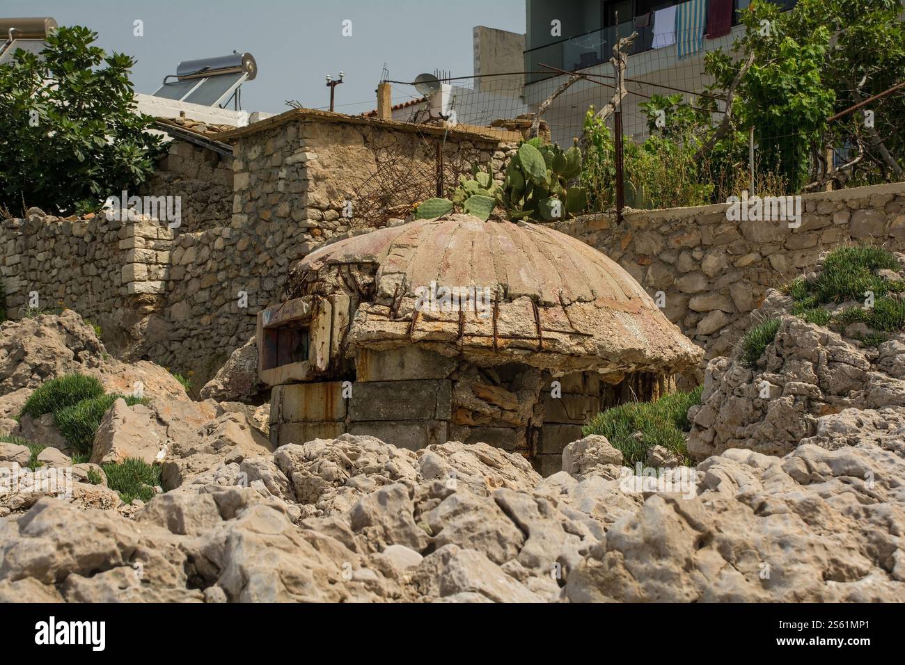 Ein verlassener Bunker am Potam Beach in Himare Bay an der albanischen Riviera. Ein Teil der Baumaterialien wurde entfernt und umfunktioniert Stockfoto