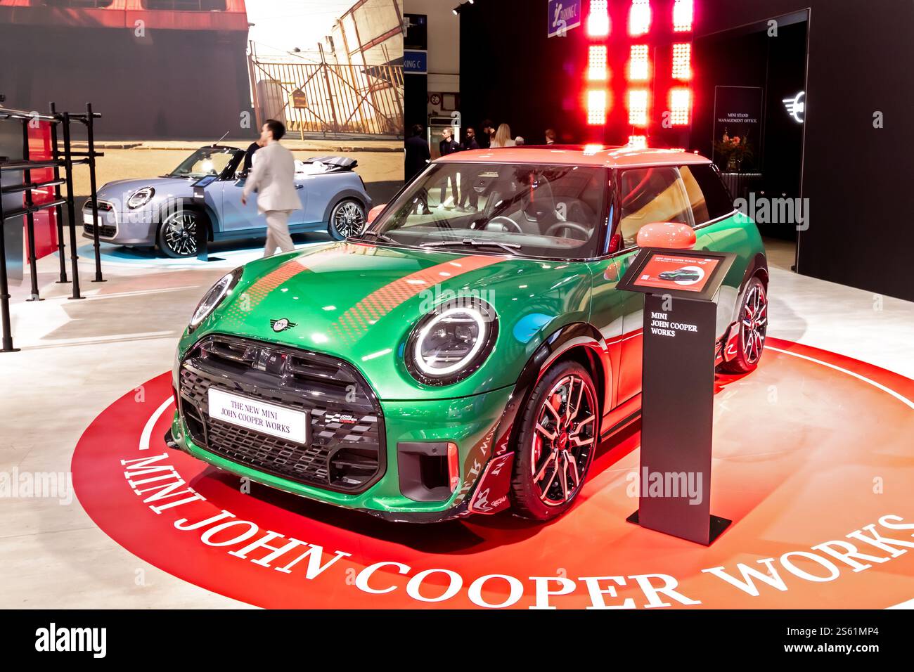 Neuer MINI-Cooper-Wagen auf dem Brüsseler Automobilsalon. Brüssel, Belgien - 10. Januar 2025 Stockfoto