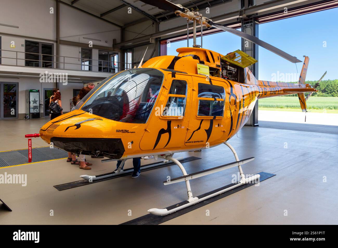 Bell 206 JetRanger Hubschrauber vom Agrarflug HeliLift im Hangar. Ahlen, Deutschland - 5. Juni 2016 Stockfoto