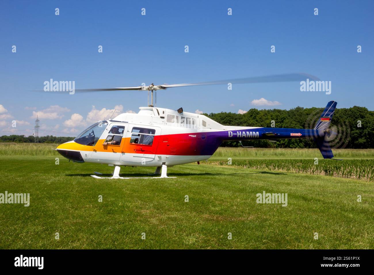 Bell 206B JetRanger II Hubschrauber vom Agrarflug HeliLift startet. Ahlen, Deutschland - 5. Juni 2016 Stockfoto