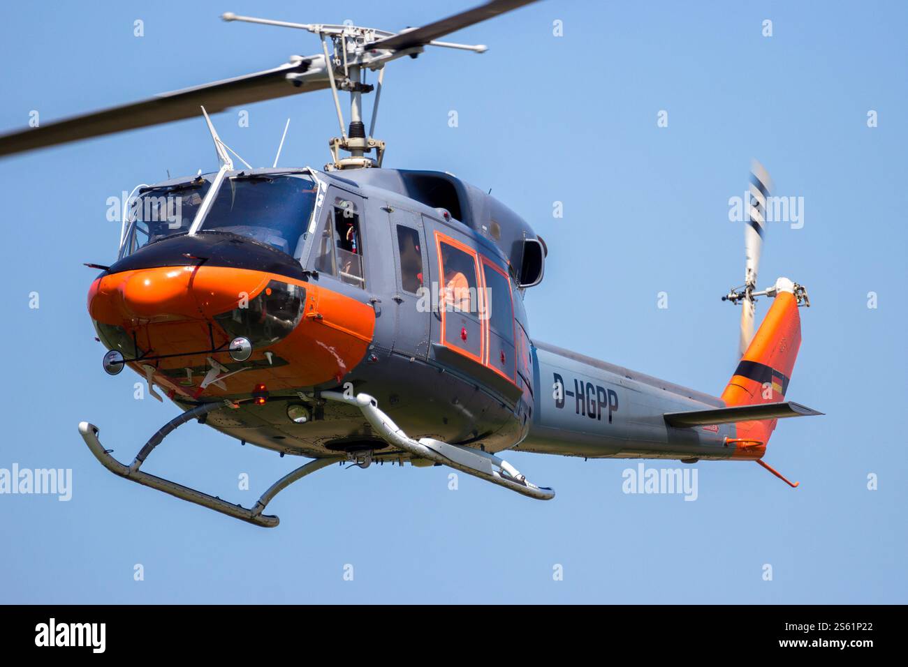Bell 212 Hubschrauber landet am Heliport Ahlen-Nord. Ahlen, Deutschland - 5. Juni 2016 Stockfoto