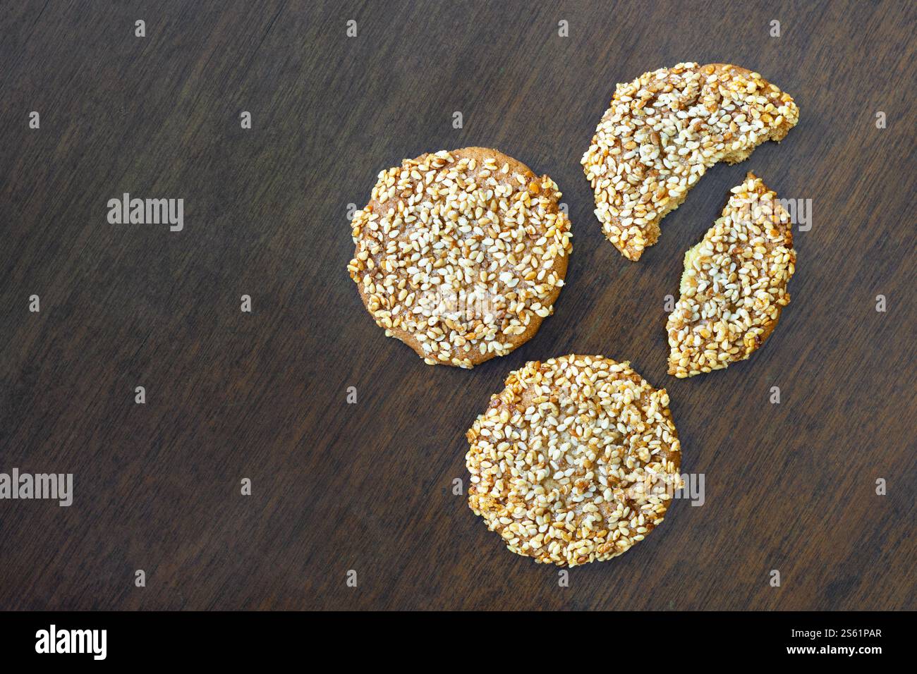 Blick von oben auf Barazek Kekse auf einem Tisch, syrische Süßigkeiten mit Sesam Stockfoto