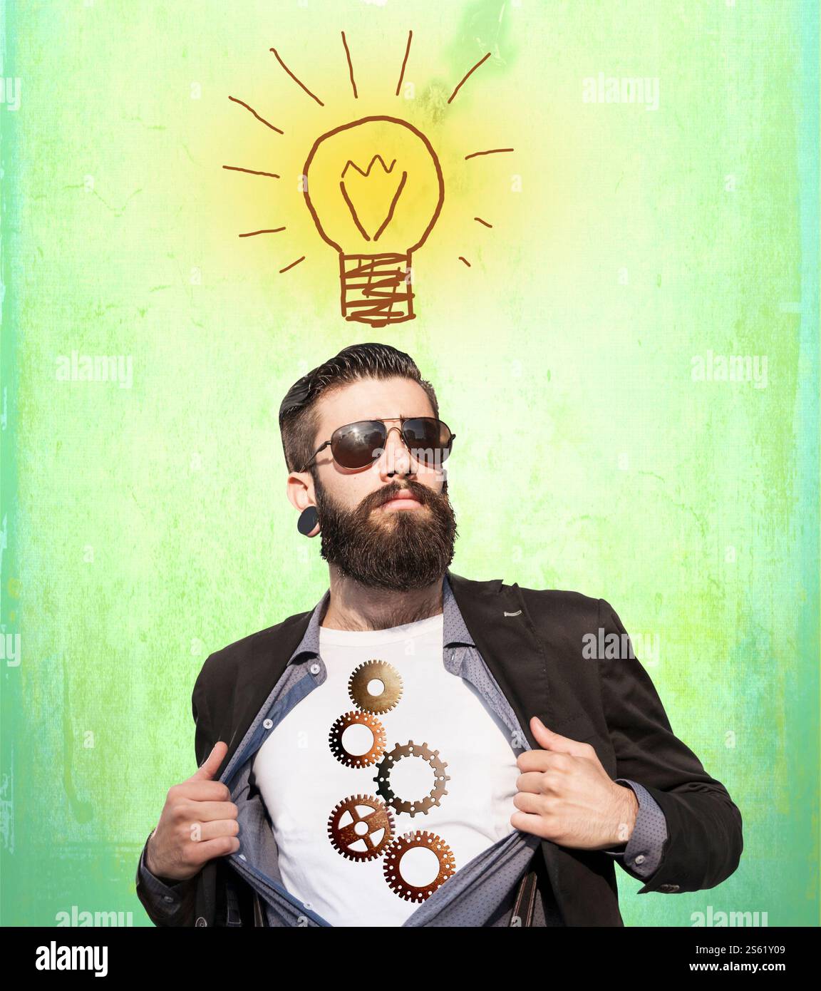 Junger Geschäftsmann, der von einer Idee beleuchtet wird Stockfoto