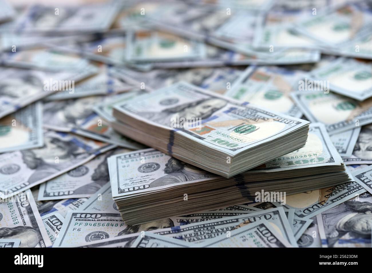Sehr viele US-Dollar-Scheine aus nächster Nähe. Riesige Menge an us-Banknoten auf einem flachen Tisch. Sehr große Menge von US 100 Stockfoto