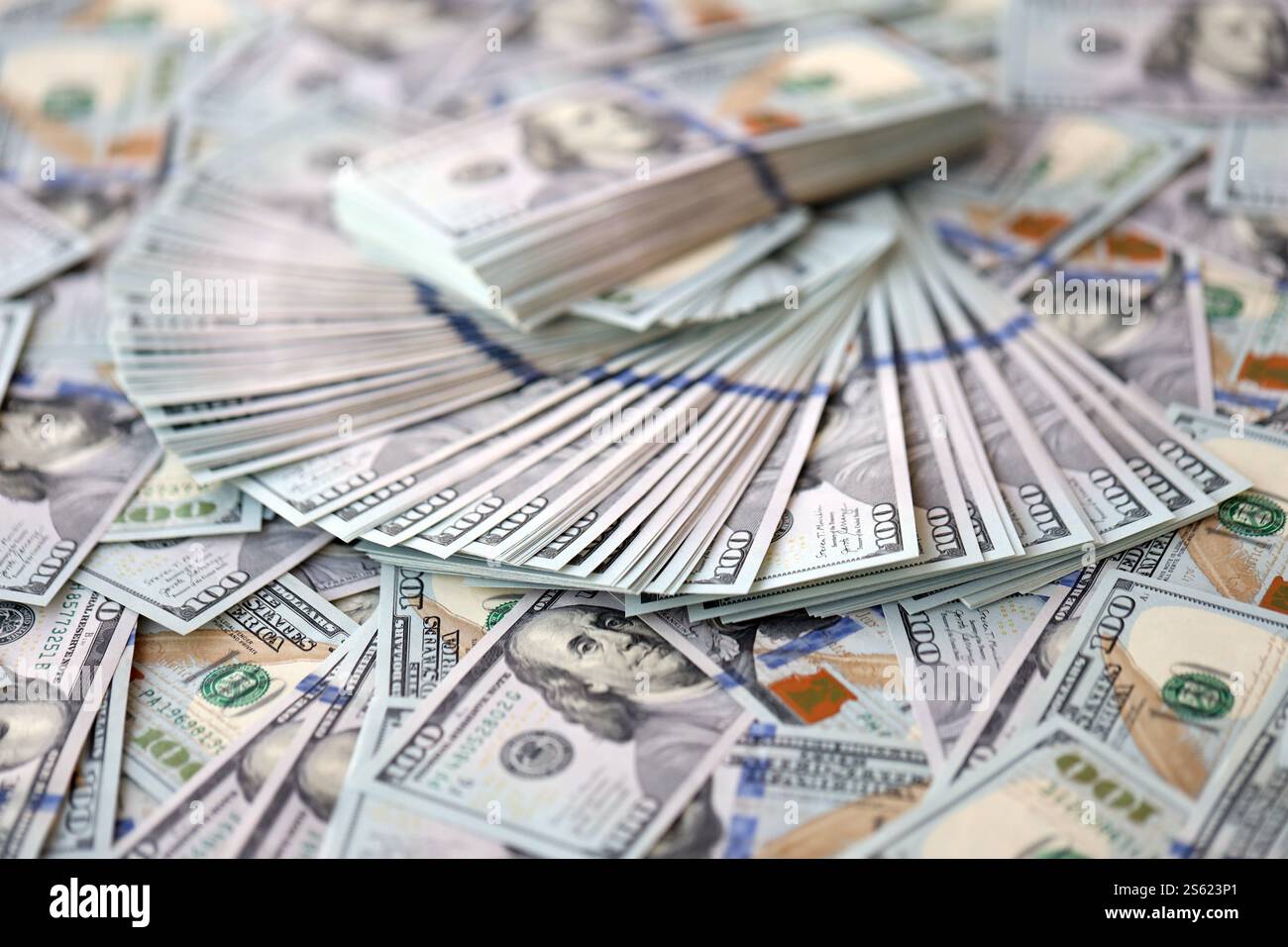 Sehr viele US-Dollar-Scheine aus nächster Nähe. Riesige Menge an us-Banknoten auf einem flachen Tisch. Sehr große Menge von US 100 Stockfoto