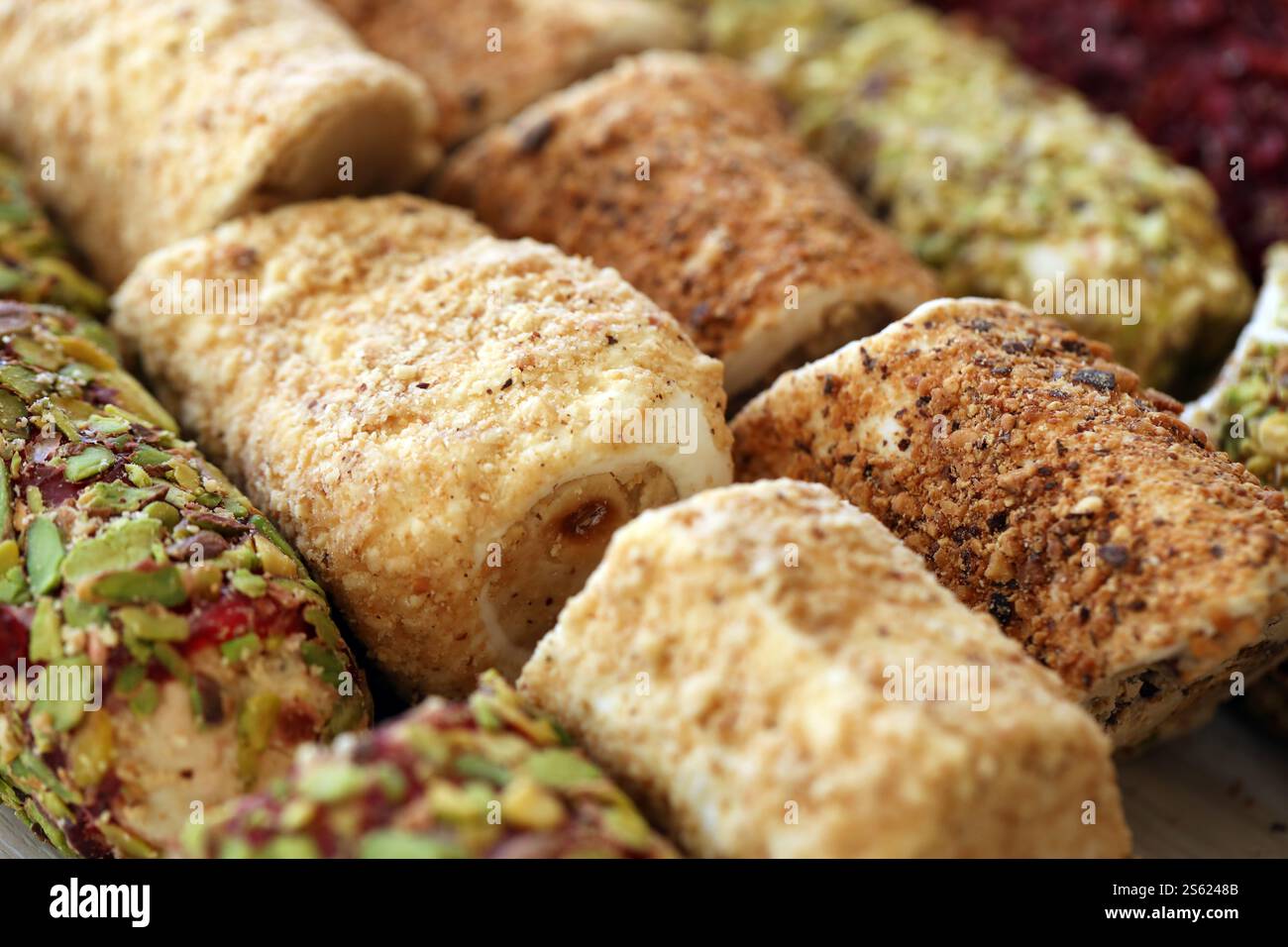 Rollen türkischer Delikatessen mit vielen verschiedenen Aromen und Füllungen aus nächster Nähe auf dem Marktbasar der Händler. Rollen türkischer Delikatessen mit vielen Stockfoto