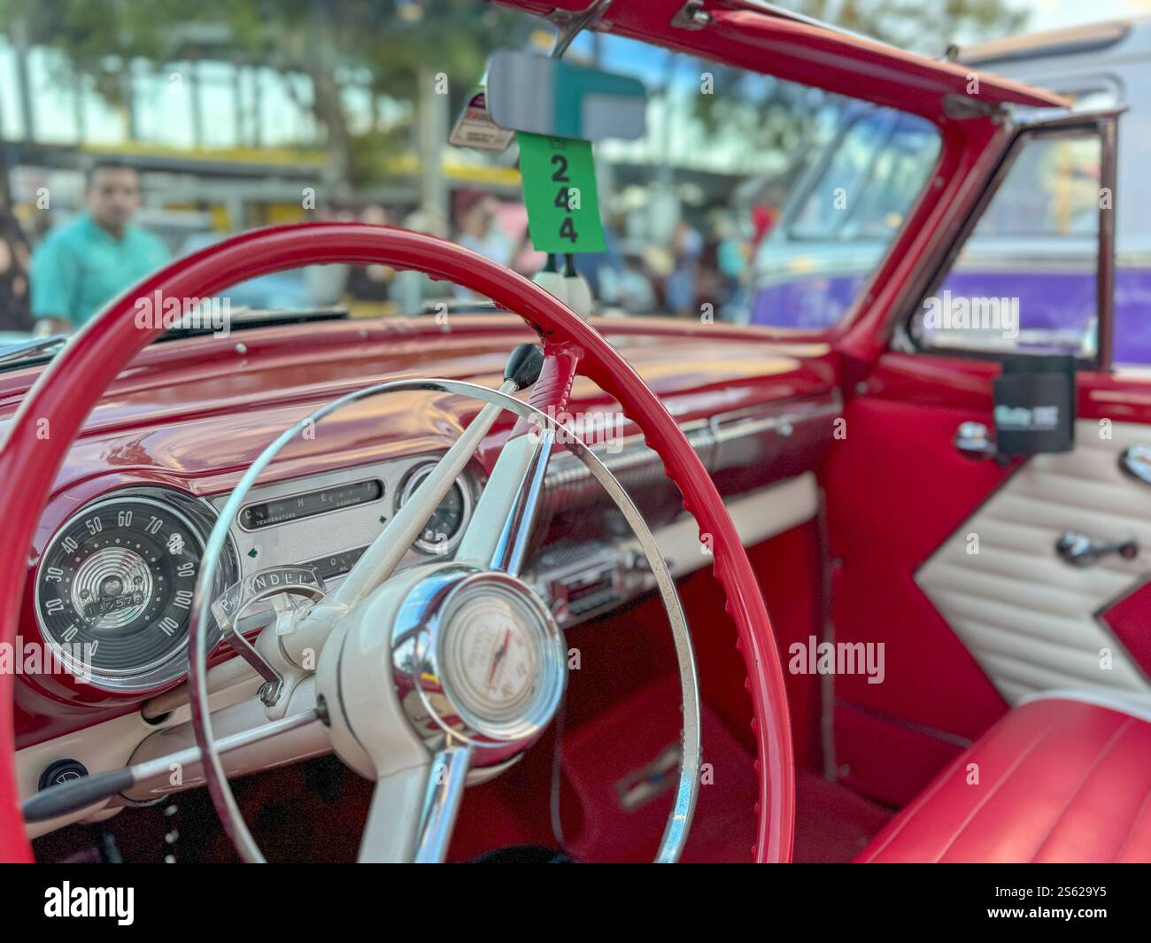 Armaturenbrett des roten Chevy Chevrolet Bel Air bei Carshow - Smartphone-aufgenommenes Stockfoto