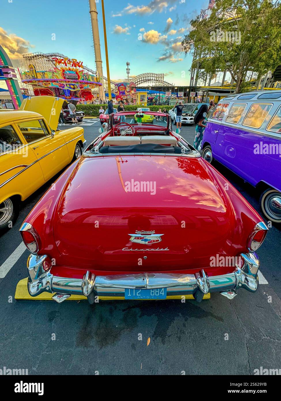 Rückseite des roten Chevy Chevrolet Bel Air Cabriolets bei der Carshow - Smartphone-aufgenommenes Stockfoto