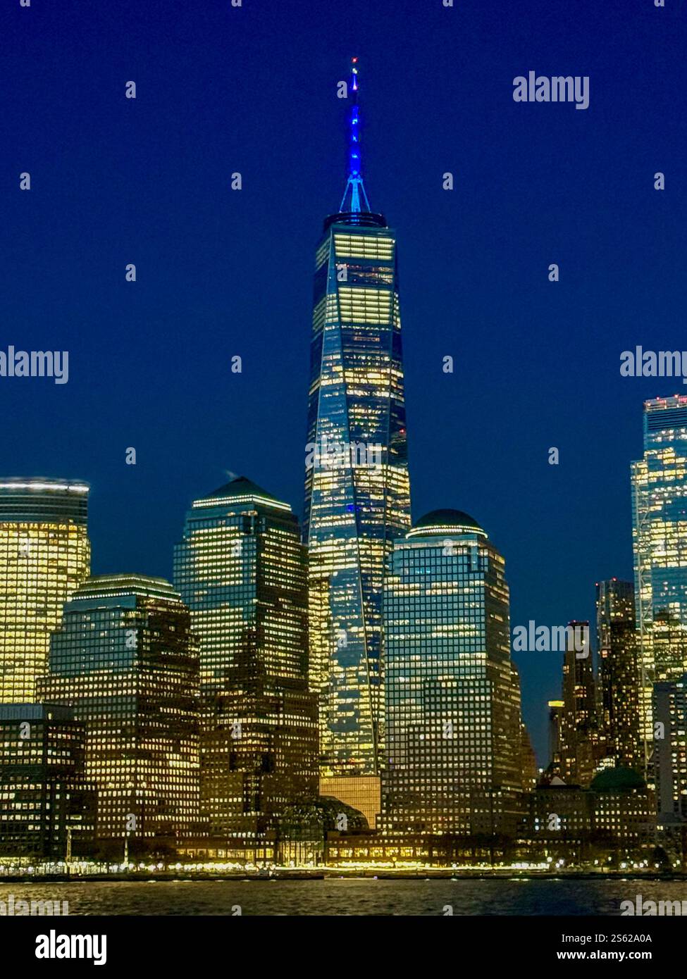 Nacht in Manhattan mit dem Freedom Tower im Vordergrund, Lichter beleuchten den nächtlichen Blick auf Manhattan von Hudson - Smartphone-aufgenommenes Stockfoto