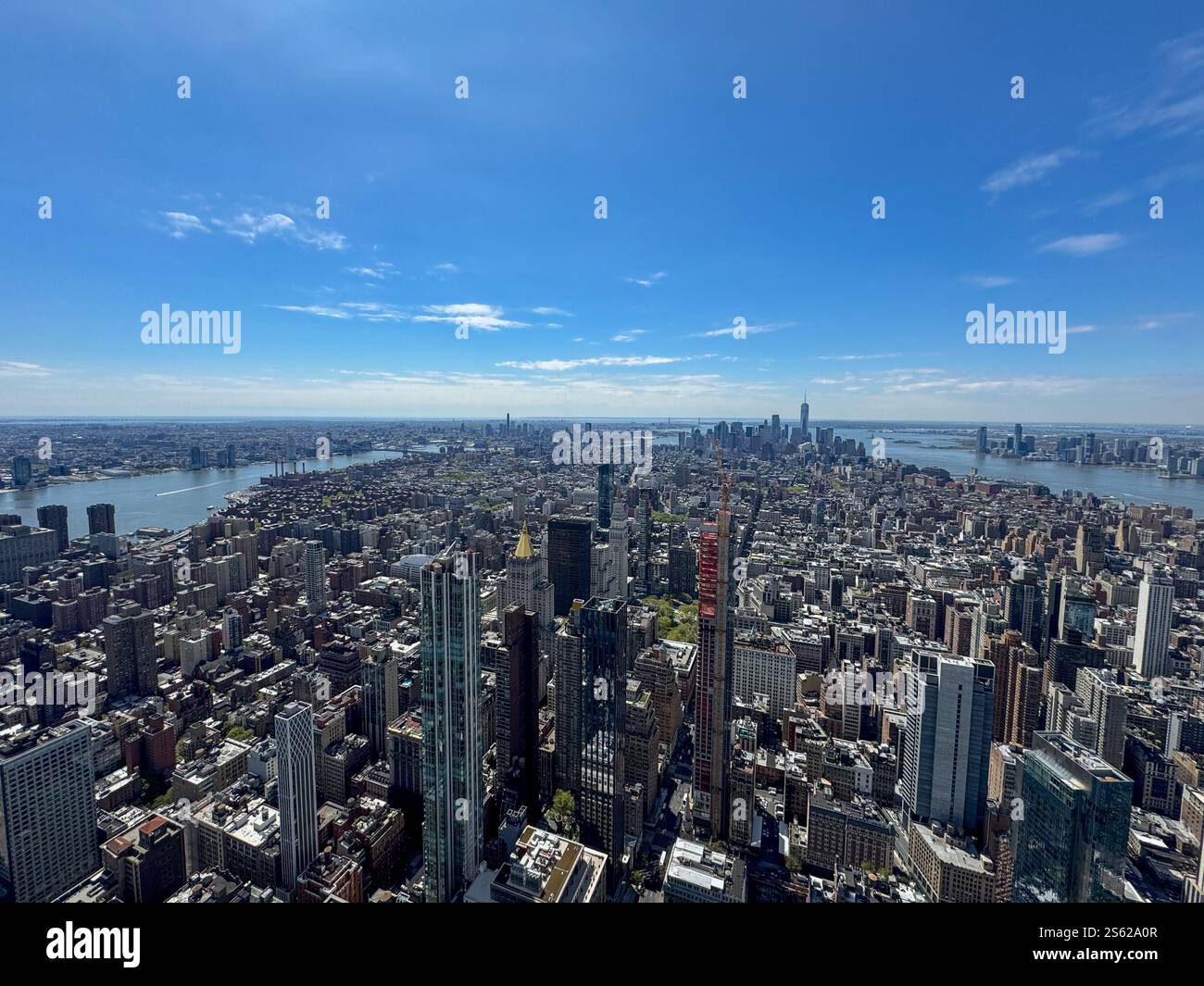 Blick über Downtown Manhattan New York mit blauem Himmel und kleinen Wolken - Smartphone-aufgenommenes Stockfoto