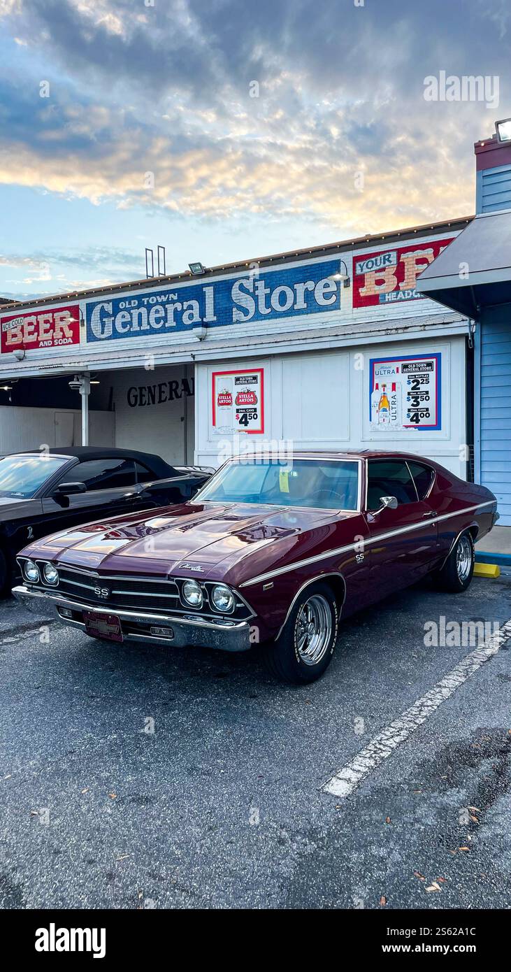 Chevy, Chevrolet Chevelle vor dem Gemischtwarenladen von Rural America - Smartphone-aufgenommenes Stockfoto