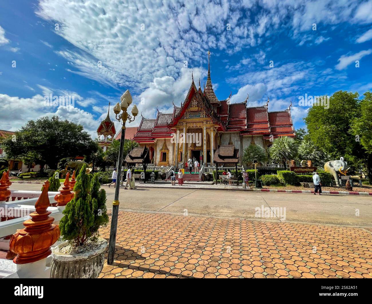 Tempel in Phuket Thailand mit blauem Himmel und kleinen Wolken - Smartphone-aufgenommenes Stockfoto