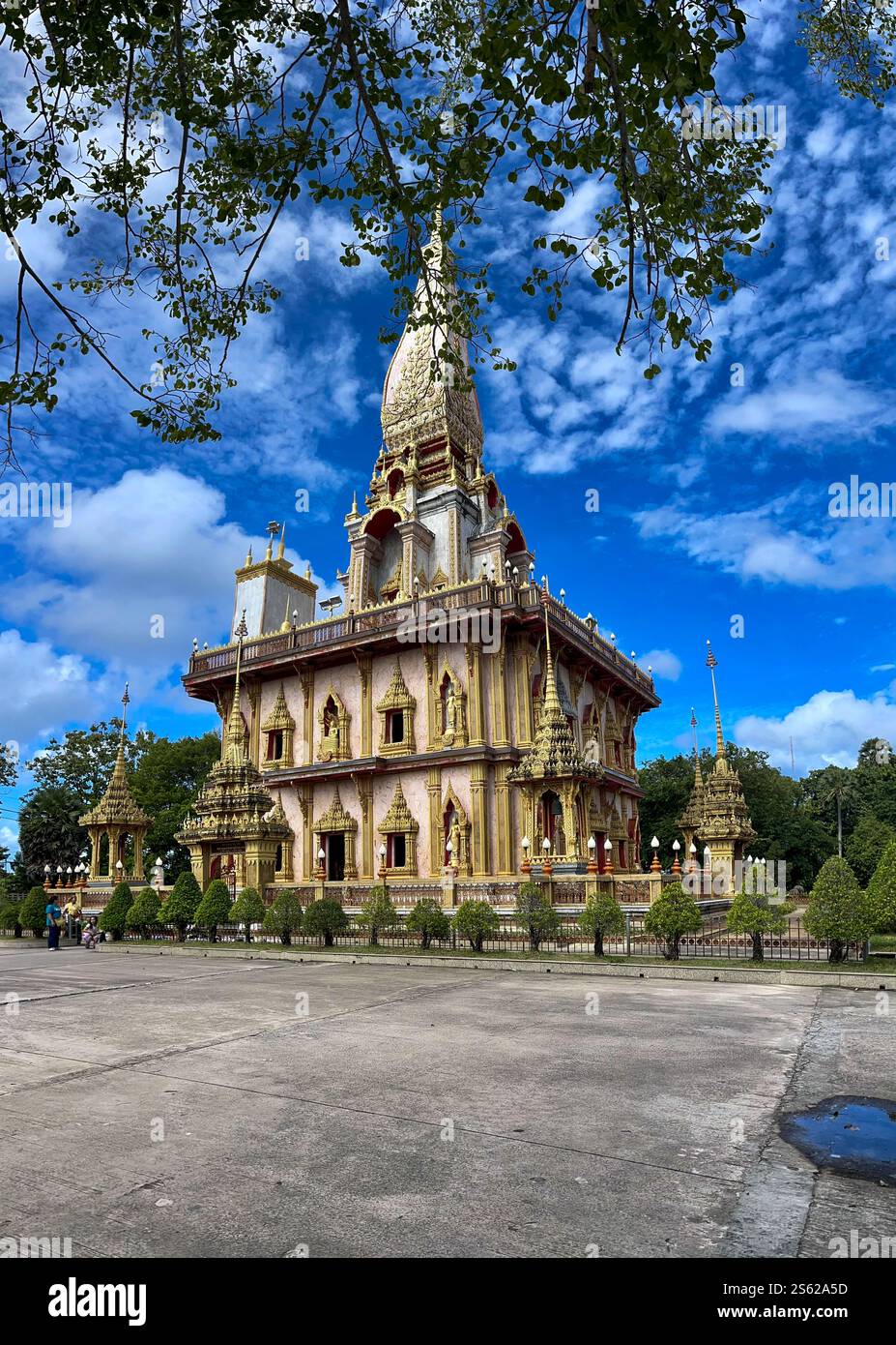 Tempel in Phuket Thailand mit blauem Himmel und kleinen Wolken - Smartphone-aufgenommenes Stockfoto