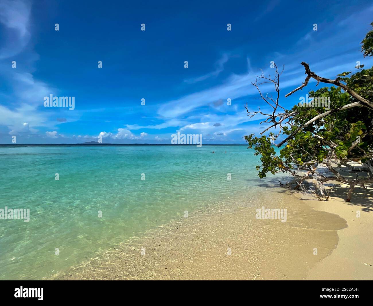 Andamanensee in Thailand, Blick über das Wasser mit traumhaftem Himmel - Smartphone-aufgenommenes Stockfoto