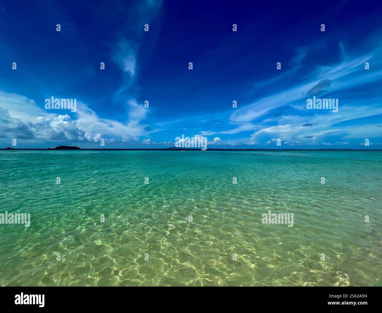 Andamanensee in Thailand, Blick über das Wasser mit traumhaftem Himmel - Smartphone-aufgenommenes Stockfoto