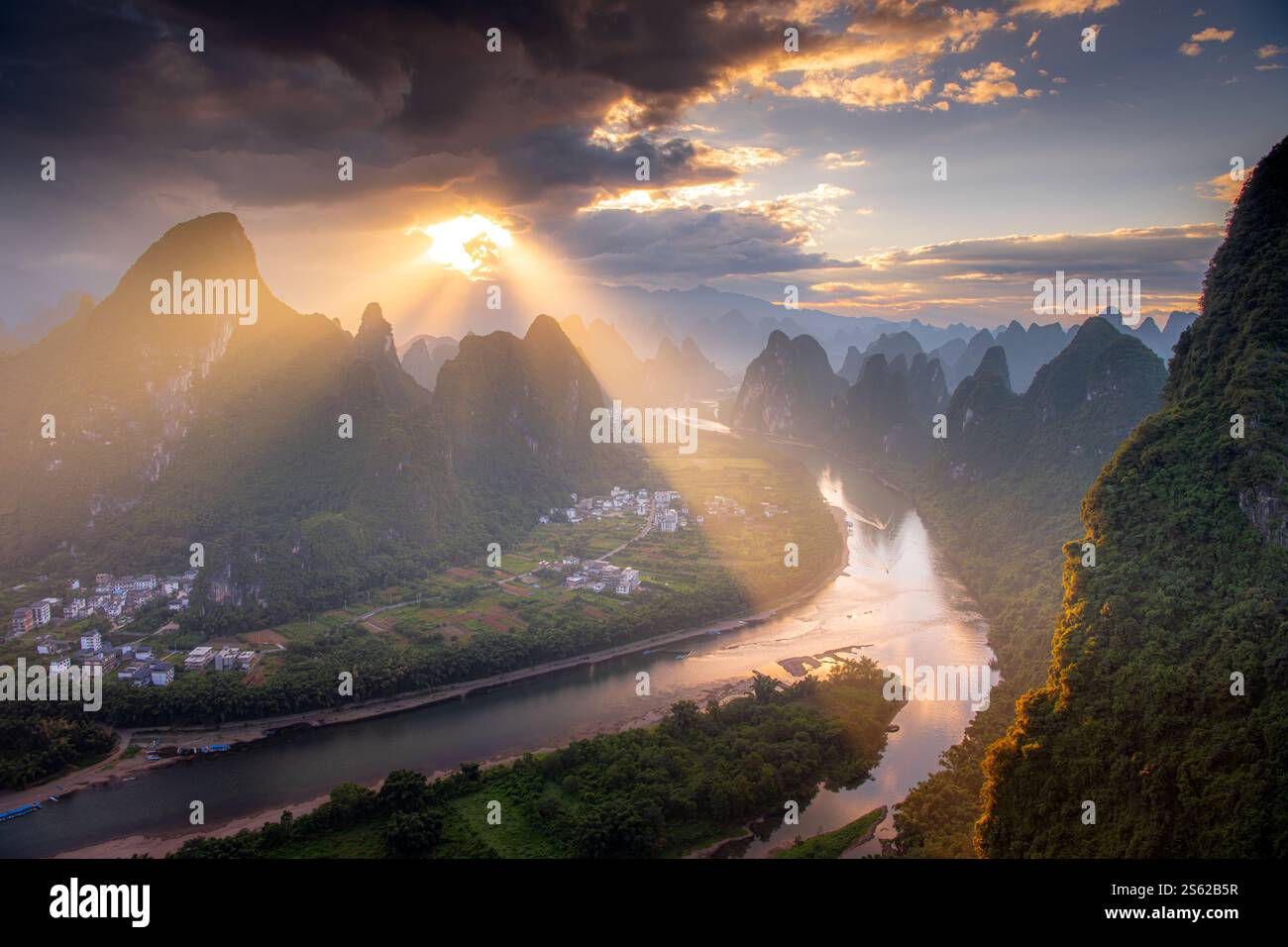 Sonnenaufgang Am Berg Guilin Xingping Xianggong, China. Legendärer Sonnenaufgang Stockfoto