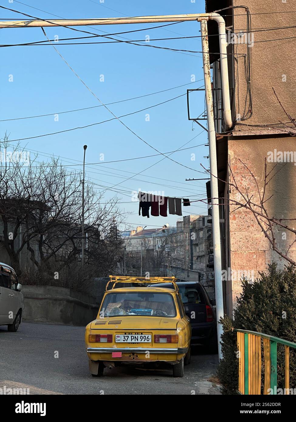 Ein altes Auto auf den Straßen von Jerewan, Armenien - Smartphone-aufgenommenes Stockfoto