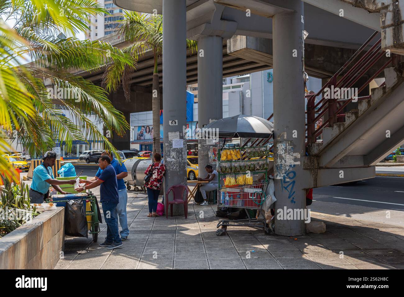Straße und Brücke in der Innenstadt von Panama City Stockfoto
