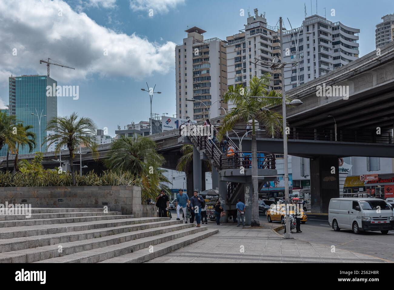 Straße und Brücke in der Innenstadt von Panama City Stockfoto