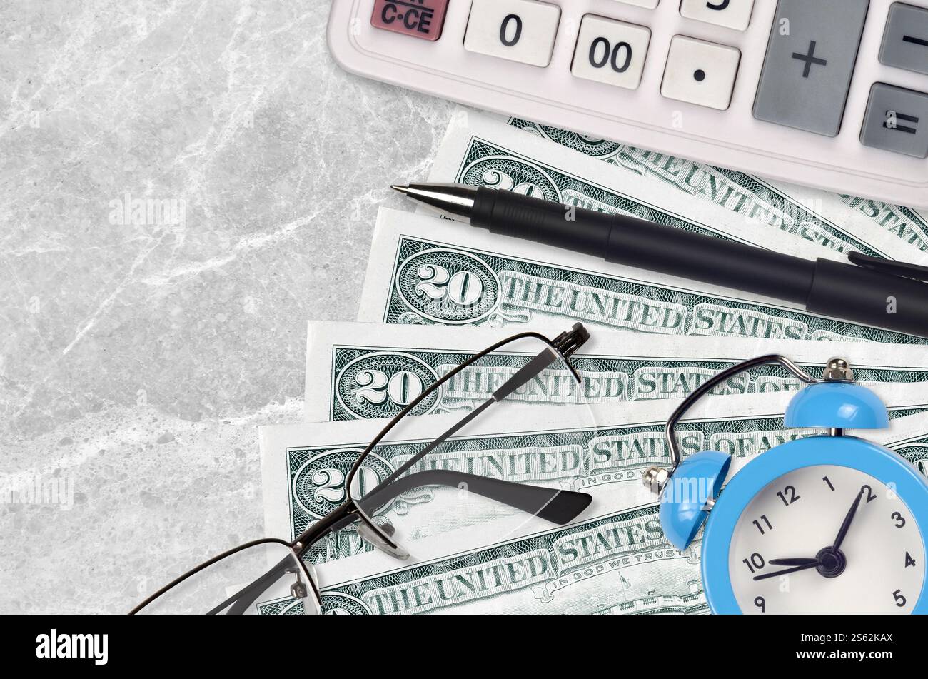 20 US-Dollar-Scheine und Taschenrechner mit Brille und Stift. Geschäftsdarlehen oder Steuerzahlung Saisonkonzept. Finanzplanung und Zeit für die Zahlung von Steuern. 20 US Stockfoto