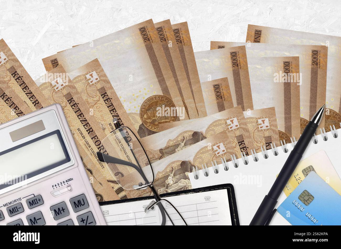 2000 Ungarische Forint Rechnungen und Rechner mit Brille und Stift. Tax Payment Saison Konzept oder Investment-Lösungen. Finanzplanung oder Buchhalter Stockfoto