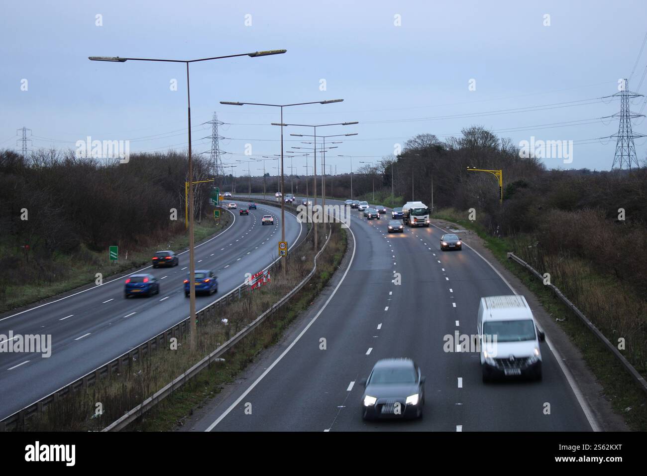 Kalter und dunkler Abend, während Sie den Verkehr der A13 von North Stifford/Grays in Richtung Essex beobachten Stockfoto