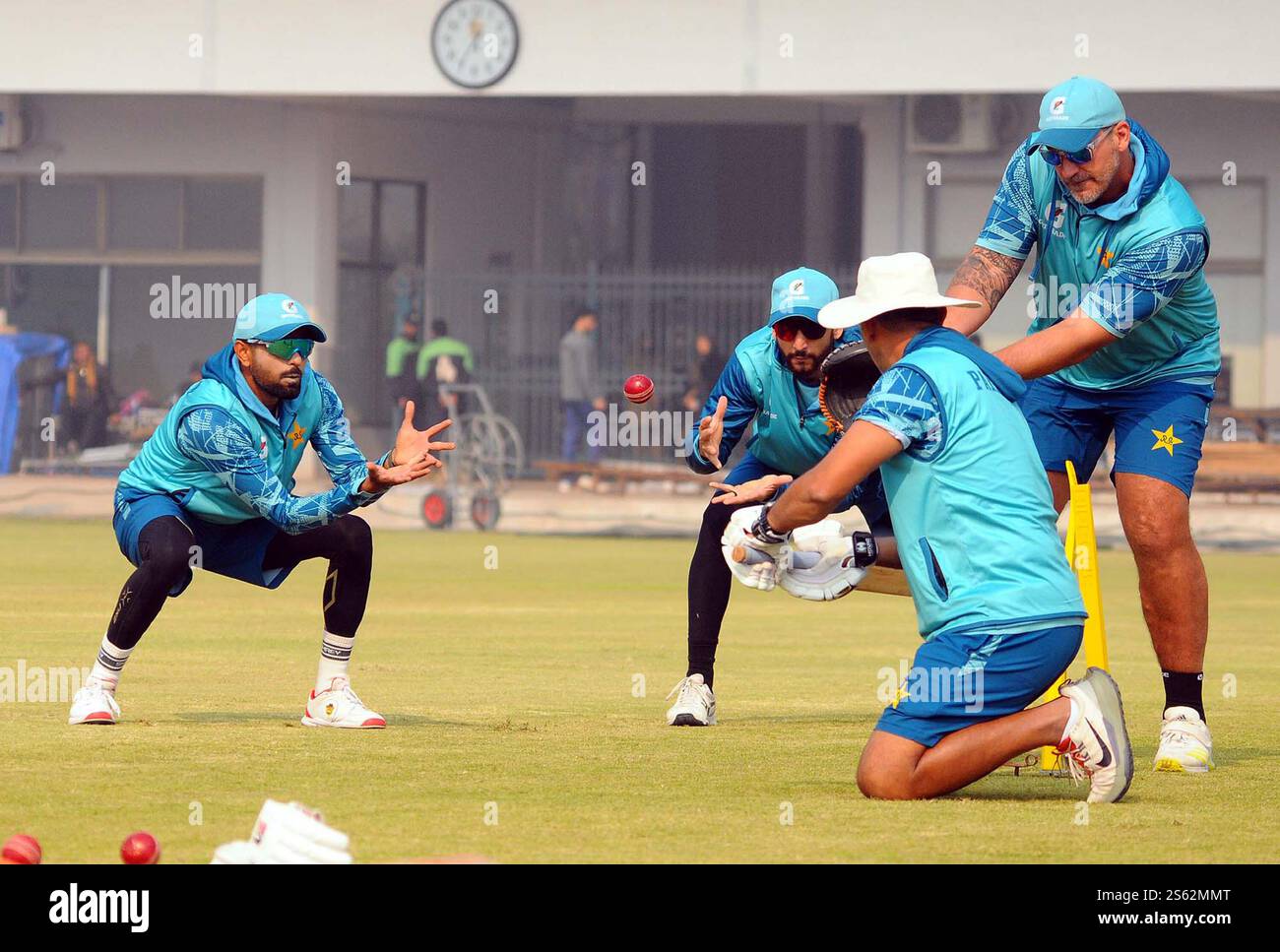 Die Spieler des Pakistan Cricket Teams sind bereit, ihre Crickettechniken während des Netzspiels für die kommenden zwei ICC World Test Championship Tests gegen die Westindischen Inseln im Multan Cricket Stadium am Mittwoch, den 15. Januar 2025, zu verbessern. Stockfoto