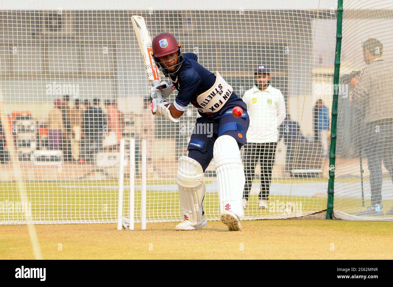 Die Spieler des West Indies Cricket-Teams wärmen sich auf und verbessern ihre Crickettechniken beim Netz-Übungsspiel für die kommenden zwei ICC World Test Championship-Tests gegen Pakistan am Mittwoch, den 15. Januar 2025, im Multan Cricket Stadium. Stockfoto