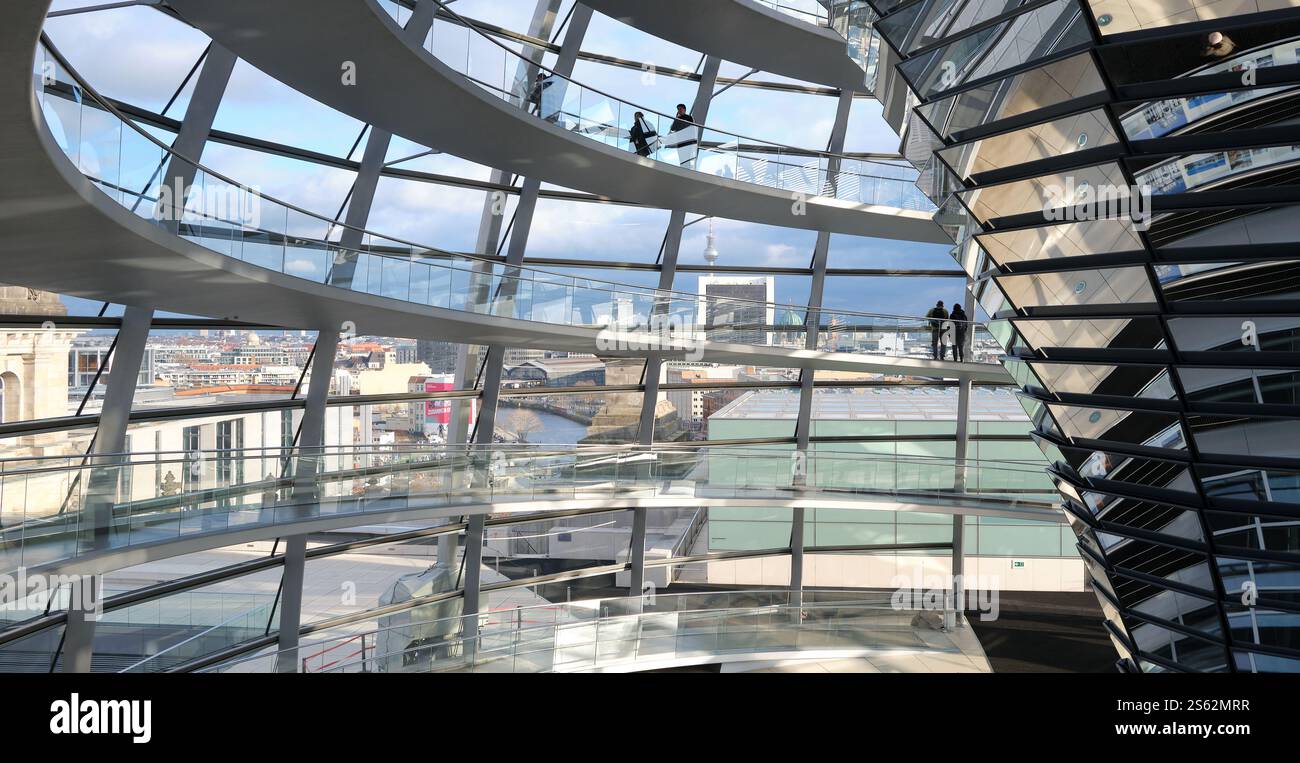Berlin, Deutschland, 8. Januar 2025, Innenansicht der von Sir Norman Foster erbauten Reichstagskuppel mit Stadtzentrum im Hintergrund Stockfoto