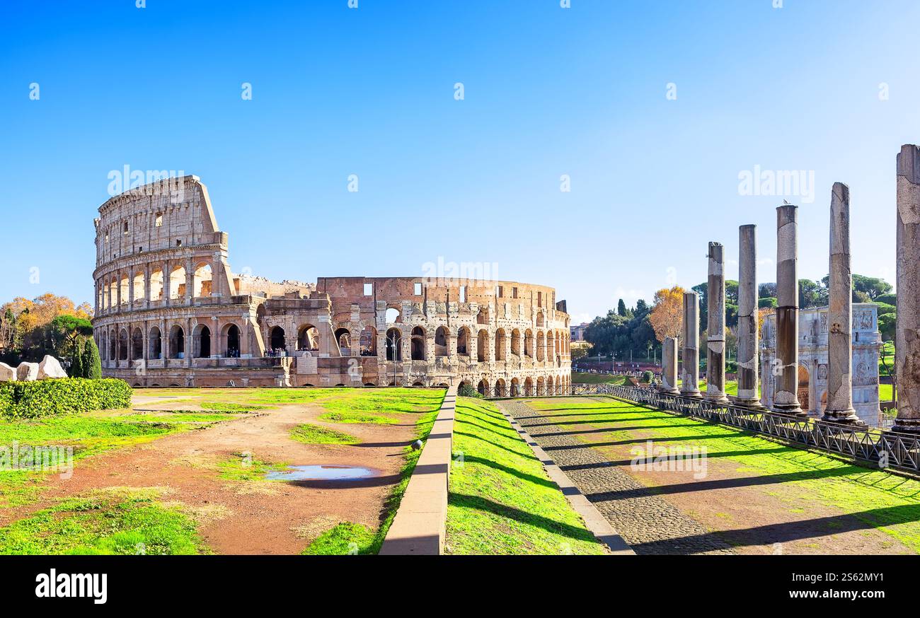 Straße zum Kolosseum vom Forum Romanum in Rom, Italien. Antike römische Ruinen des Kolosseums (Kolosseum), Landschaft der Altstadt Roms, Italien. Stockfoto