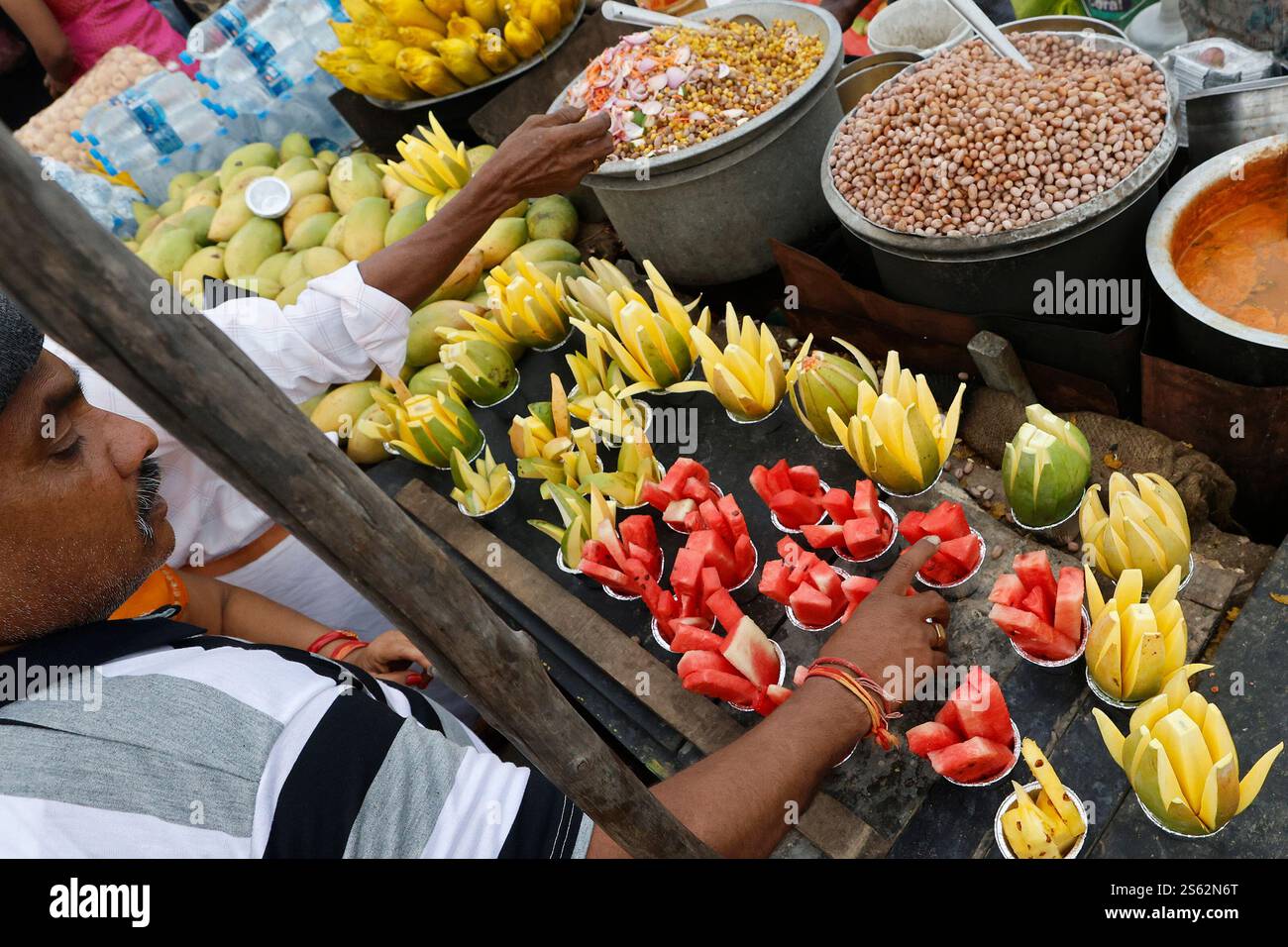 Vegetarische Snacks und Obst zum Verkauf an einem Straßenstand in Kanyakumari, Tamil Nadu, Indien Stockfoto