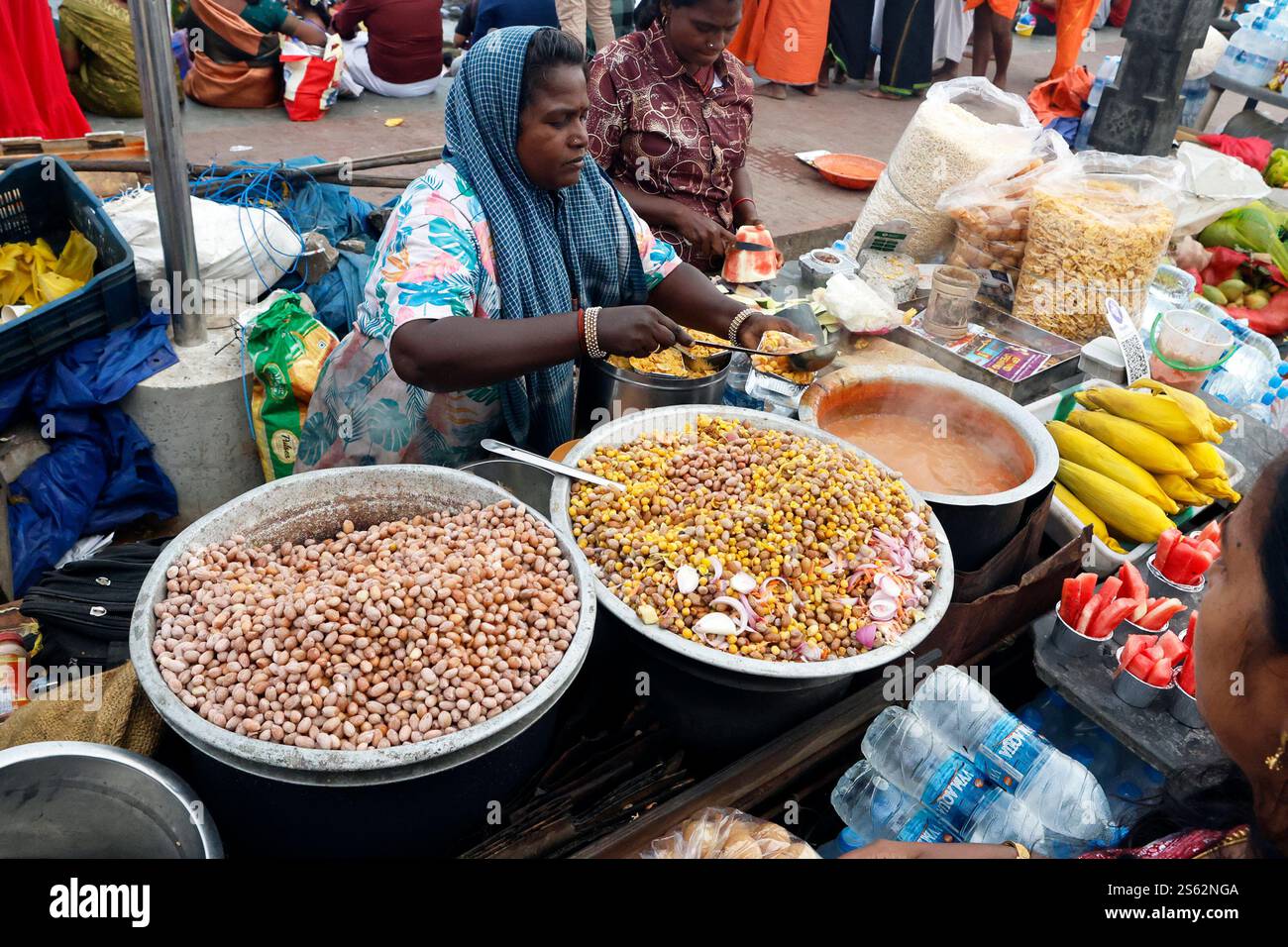 Vegetarische Snacks zum Verkauf an einem Straßenstand in Kanyakumari, Tamil Nadu, Indien Stockfoto