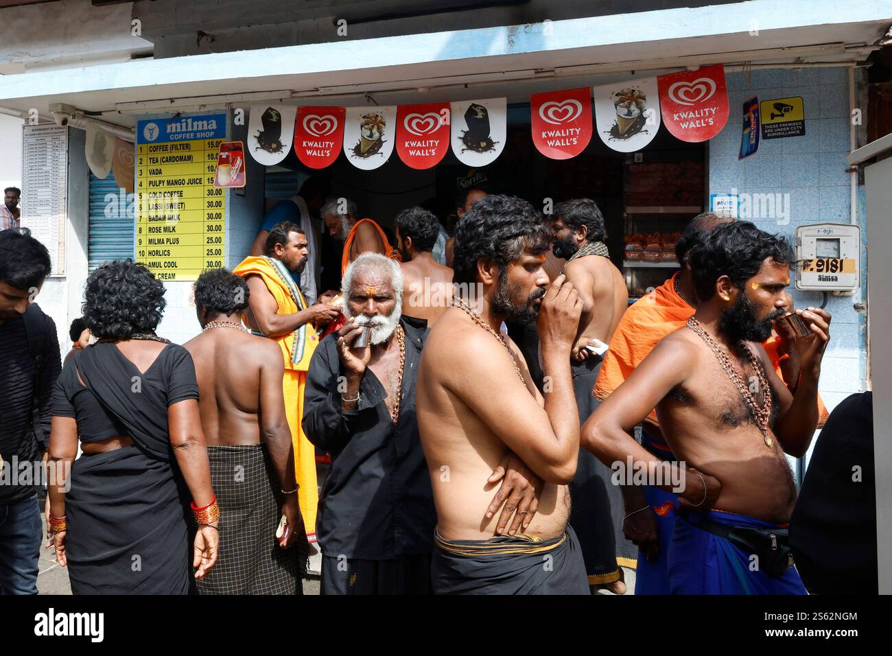 Pilger trinken Chai an einem Teestand im Sri Padmanabhaswamy Tempel in Thiruvananthapuram, Kerala, Indien Stockfoto