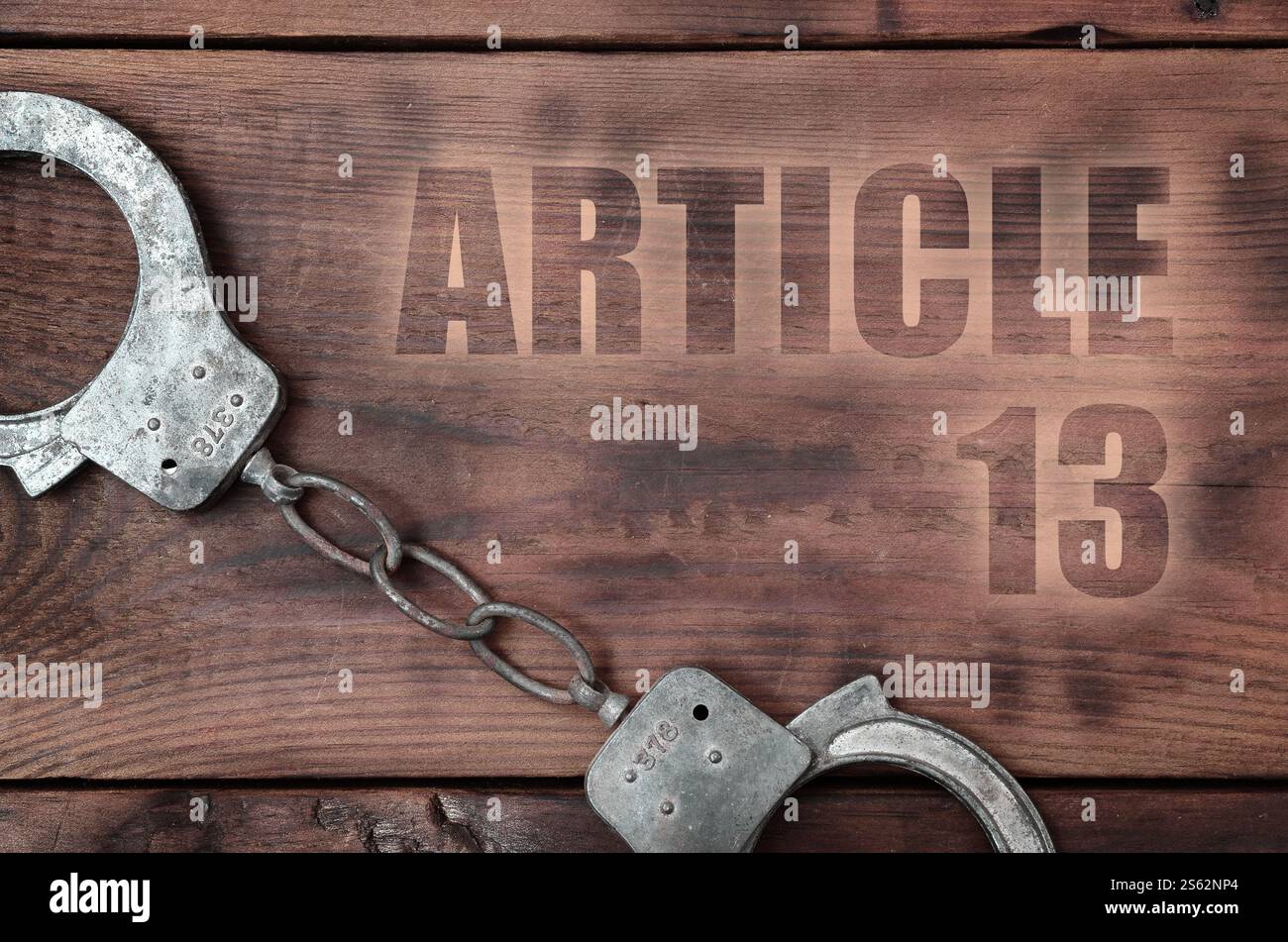 Alte und rostige Polizeihandschellen und artikel 13-Inschrift. Die europäische Urheberrechtsrichtlinie einschließlich artikel 13 wird vom europäischen parlament gebilligt. Alt Stockfoto