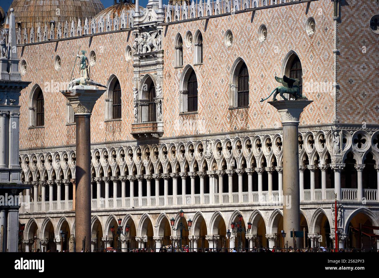 Architektonische Schönheit des Markusplatzes in Venedig, Italien an einem sonnigen Tag Stockfoto