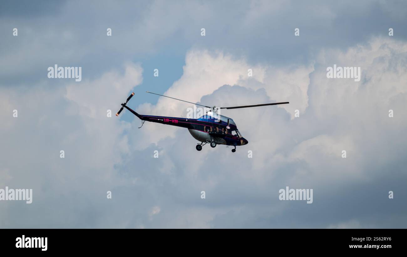 MI-2MSB Motor sich Airlines fliegt in bewölktem, landschaftlich bewölktem Himmel Stockfoto