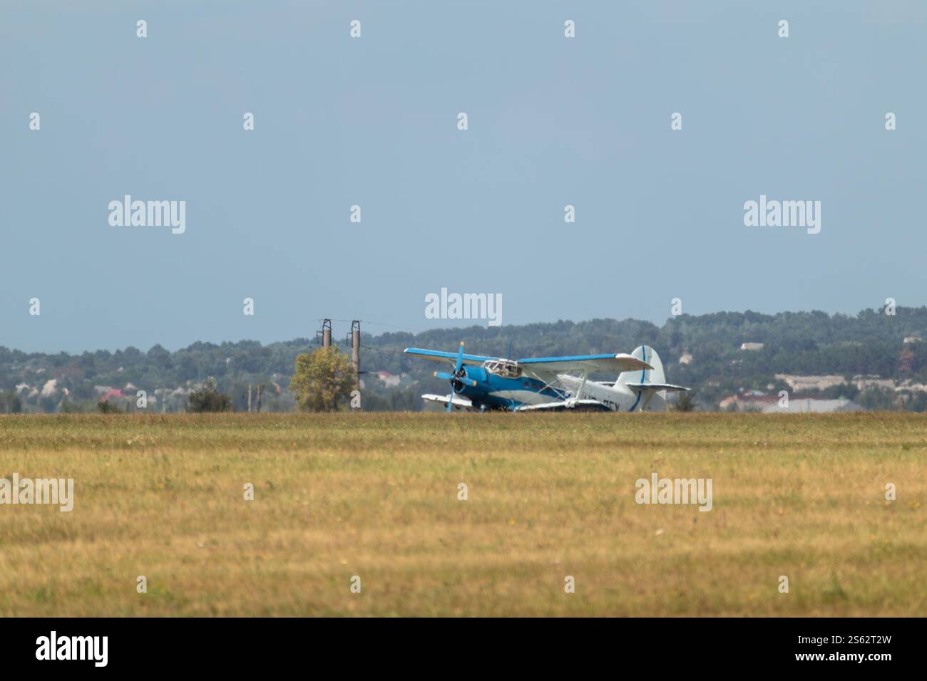 Antonov an-2 Doppeldecker Passagierflugzeug auf dem Landeplatz der Sommerflugshow Stockfoto
