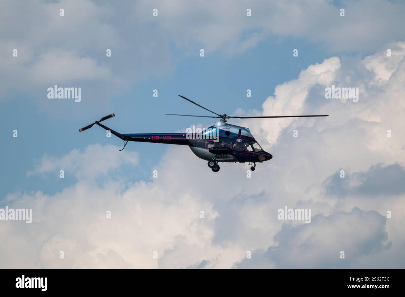 MI-2MSB Motor sich Airlines fliegt im malerischen Himmel mit epischen Wolken Stockfoto
