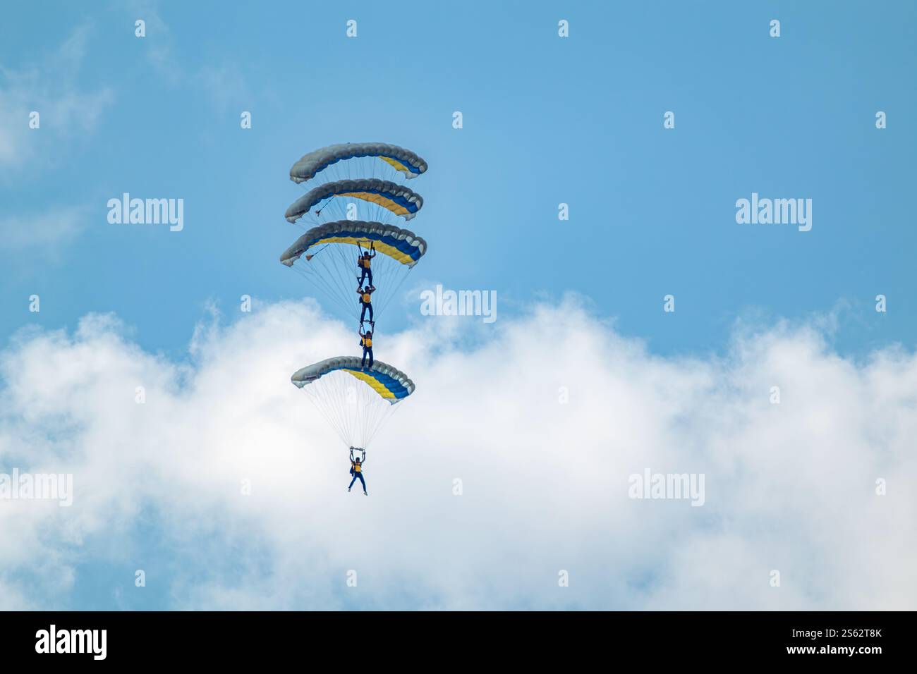 Epische ukrainische Fallschirmjäger-Formation auf Flugshow über Wolken Stockfoto