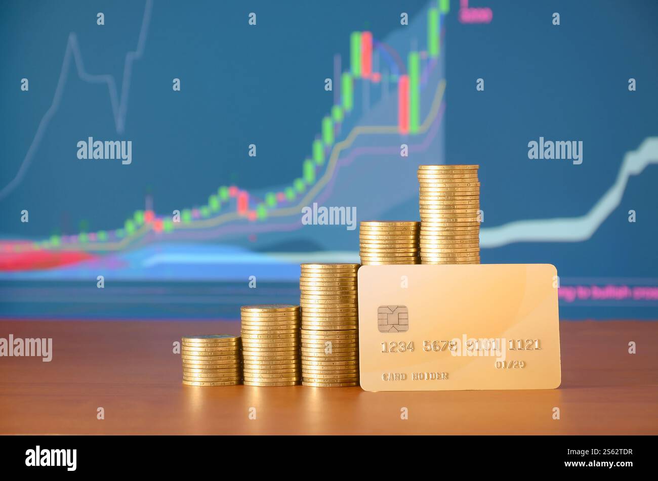 Stapel von Goldmünzen und Kreditkarten auf dem Hintergrund der ausgestellten Wachstumskarte. Online-Banking-Konzept. Globale drahtlose Bankgeschäfte und Stockfoto