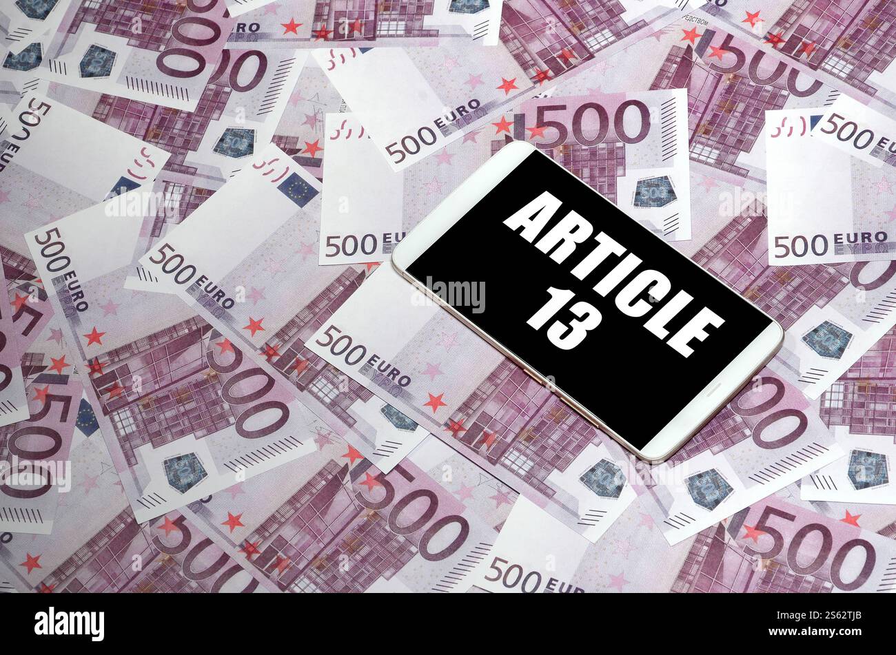 Artikel 13 Aufschrift auf dem Bildschirm des Smartphones und auf Euro-Rechnungen. Die europäische Urheberrechtsrichtlinie einschließlich artikel 13 wird vom europäischen parlament gebilligt. Stockfoto