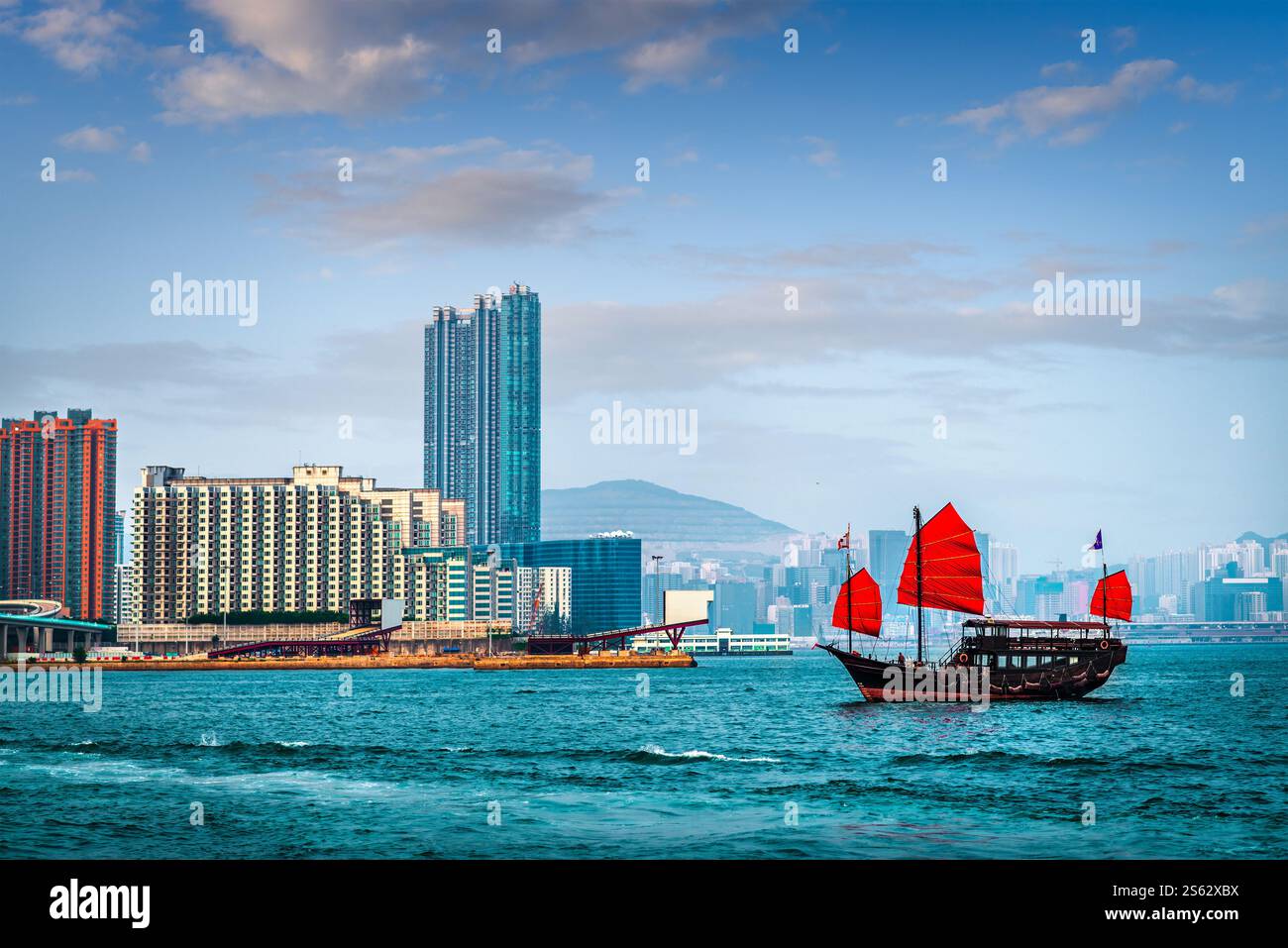 Hongkong, China mit einem traditionellen Schrottboot im Hafen. Stockfoto