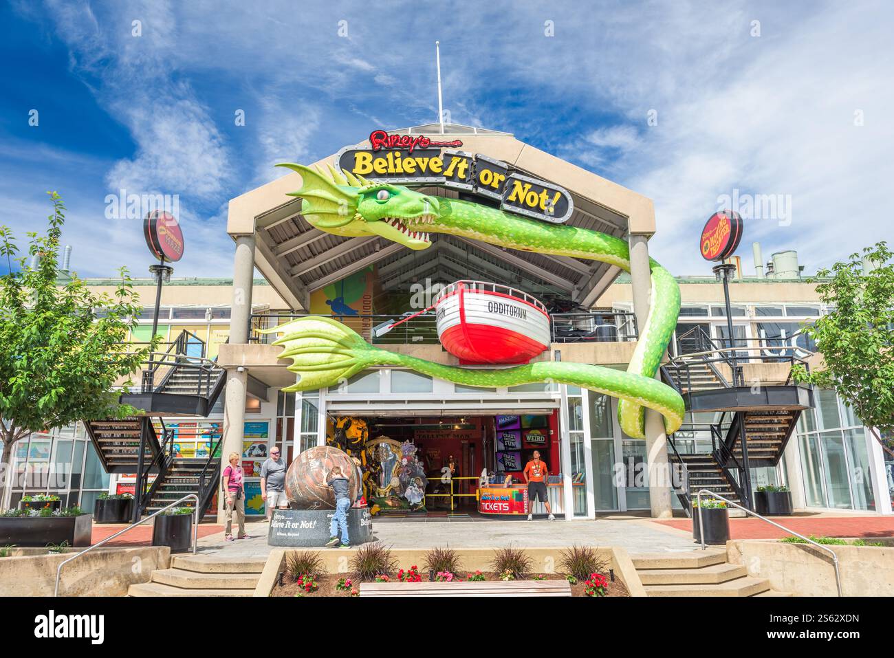 BALTIMORE, MD, USA - 14. JUNI 2016: Touristen genießen Ripley's Believe IT or Not! Im Inner Harbor. Der Standort wurde endgültig geschlossen. Stockfoto BALTIMORE, MD, USA - 14. JUNI 2016: Touristen genießen Ripley's Believe IT or Not! Im Inner Harbor. Der Standort wurde endgültig geschlossen. Stockfoto