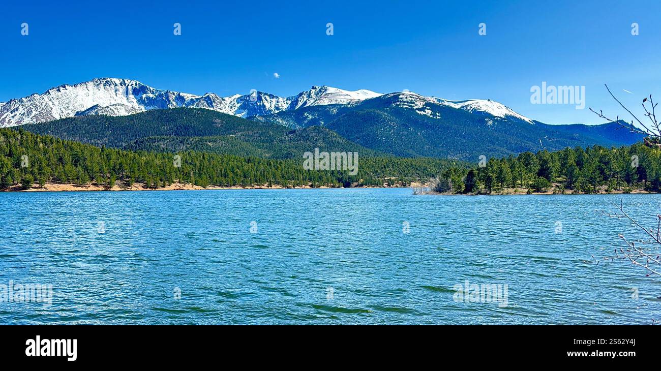 Ein atemberaubender Blick auf den Pikes Peak in Colorado mit seiner majestätischen Schönheit unter einem leuchtend blauen Himmel. Stockfoto