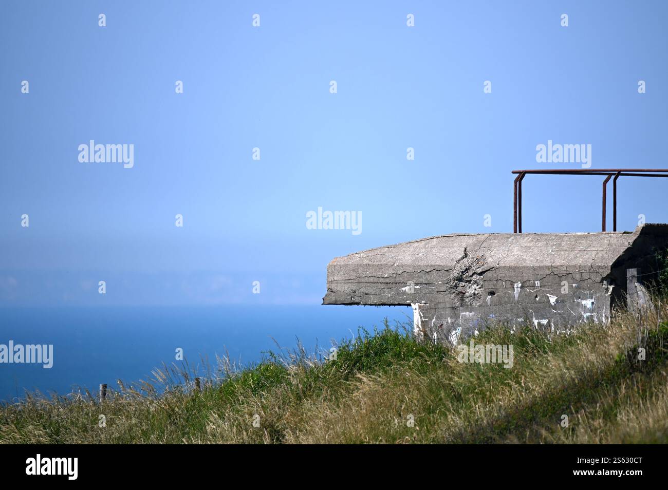 Ein Pillenkasten aus dem Zweiten Weltkrieg mit Blick über das Meer in Richtung Kent Küste von Frankreich Stockfoto
