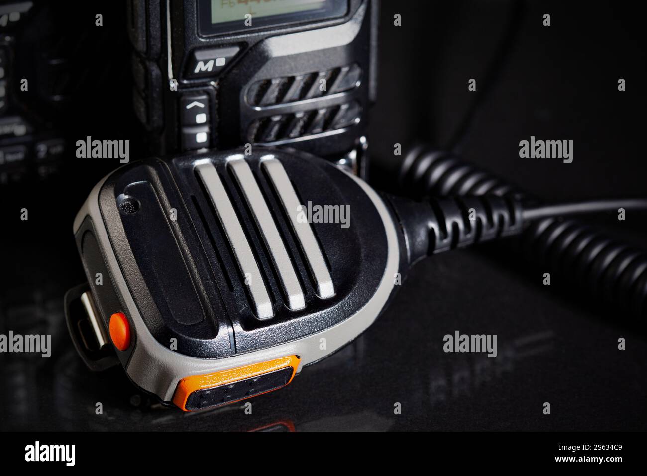 PTT-Schalter – Mikrofon mit Push-to-Talk-Taste für Nahaufnahmen von Funkgeräten Stockfoto